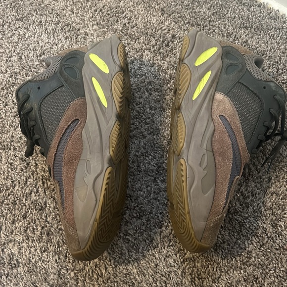 Used Yeezy 700 mauve. Has some wear and tear but in great shape. - Picture 4 of 5